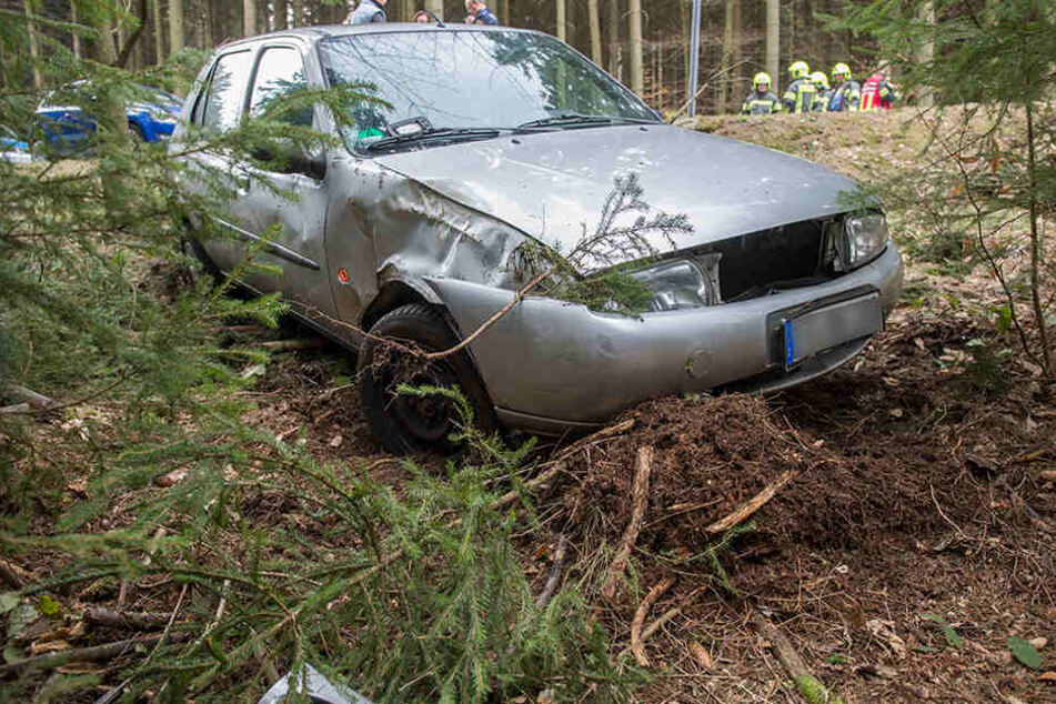 Im Erzgebirge landete ein Auto im Wald. Der Fahrer kam ins Krankenhaus.