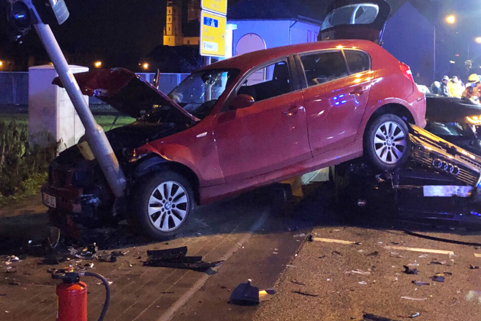 Unfall auf der B9 in Worms: Ein BMW wurde mit großer Wucht gegen einen Ampelmast gedrückt.