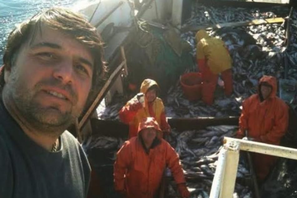 Der TV-Fischer Gus Sanfilippo (l.) und Crewmitglieder an Bord des Fischereiboots.