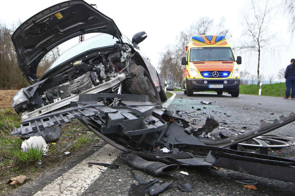 Der Renault wurde bei dem Unfall vollkommen demoliert.