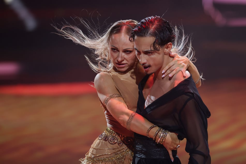 Das Training bei "Let's Dance" fordert Milano (27) alles ab, doch der Sänger bleibt motiviert und kämpft sich durch die Shows.