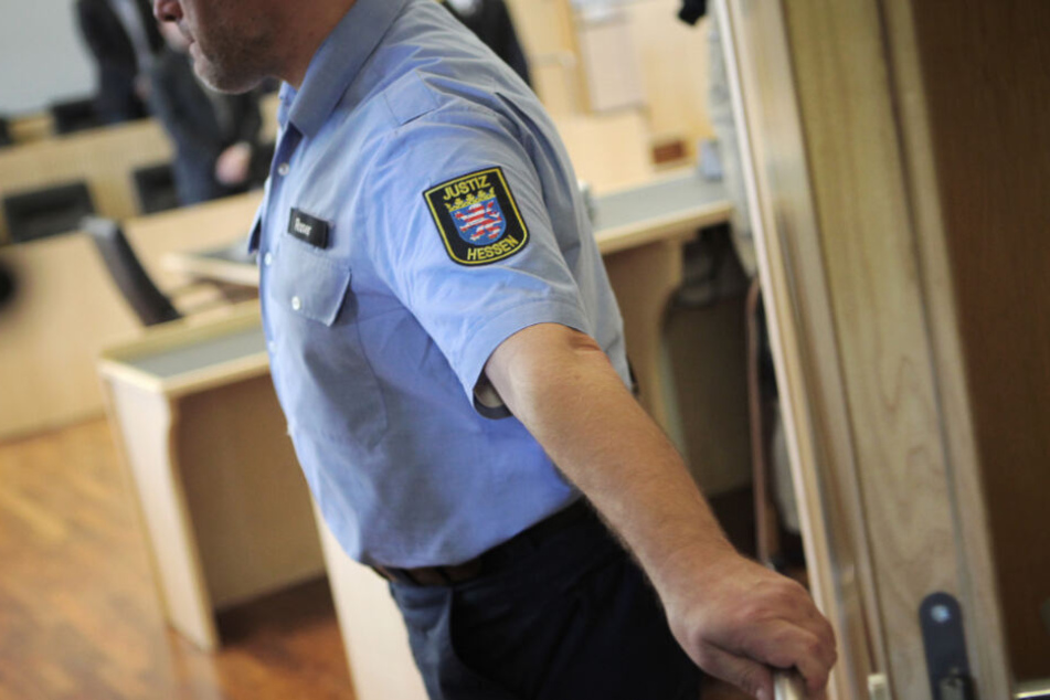 Kistenweise lagen die Patronen und Sprengkörper im Schrank des Mannes (Symbolfoto).