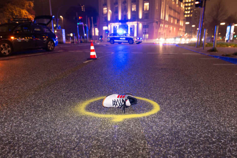 Der Schuh des Unfallopfers liegt auf der Straße.