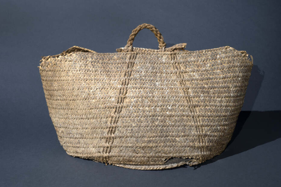 Die in mittelrömische Zeit (70-135 n. Chr.) datierende Korbtasche aus Blättern und Fasern der Dattelpalme repräsentiert in eindrucksvoller Weise die außergewöhnlich guten Erhaltungsbedingungen am Toten Meer.
