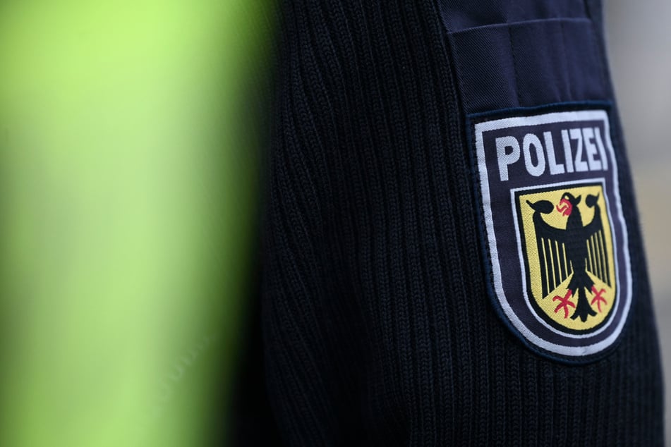 Beamte der Bundespolizei haben den Straftäter erkannt und festgenommen. (Symbolbild)