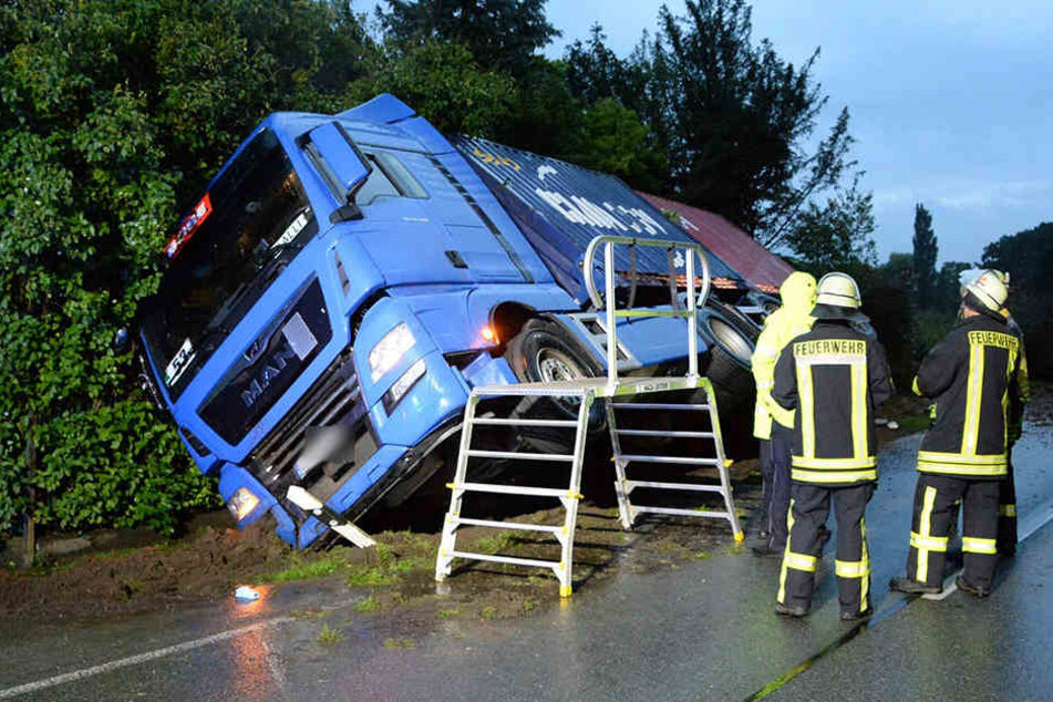 Der Lkw kam auf den matschigen Grünstreifen.