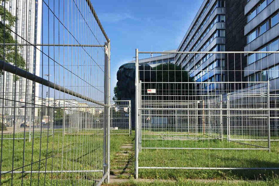 Wenn die Installation fertig ist, stehen 300 Bauzäune rund um den Nischel.