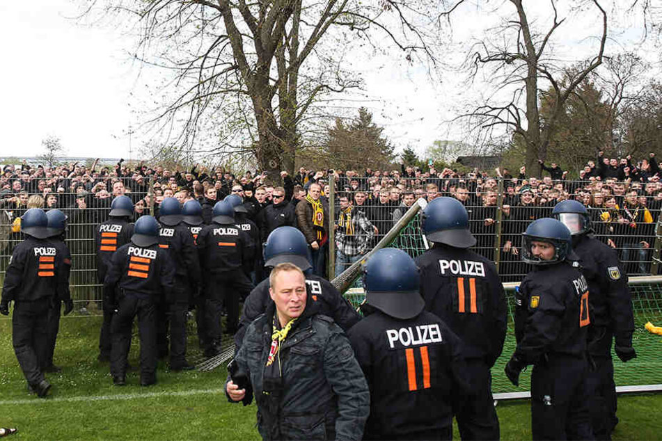Immer mit von der Partie! Auch für das morgige Duell der Fan-Rivalen hat sich die Polizei mit einem Großaufgebot angekündigt.