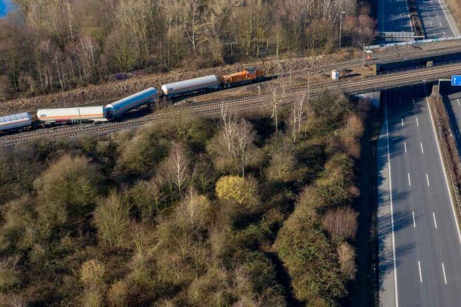 Der Güterzug war am Montagmorgen nahe der A40 in Moers entgleist.