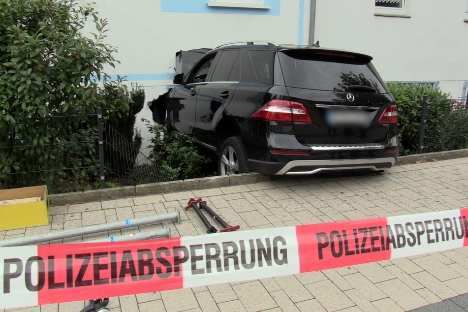 Der Mercedes durchbrach die Fassade eines Restaurants in Monheim.