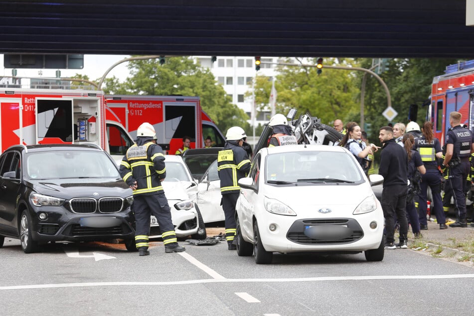 Feuerwehr, Rettungskräfte und Polizei waren im Einsatz, um Verletzte zu versorgen und die Spuren zu sichern.
