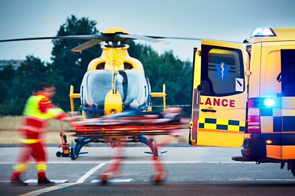 Mit einem Rettungshubschrauber musste der junge Mann sofort in eine Klinik gebracht werden. (Symbolbild)