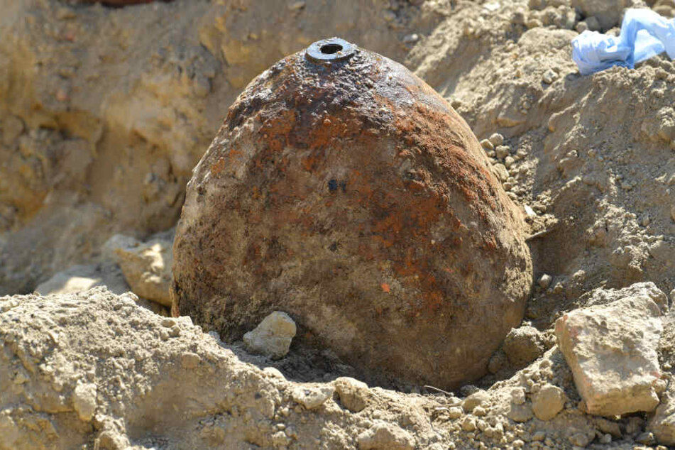 Auch 74 Jahre nach Ende des Zweiten Weltkriegs werden immer noch viele Blindgänger in der Erde entdeckt (Symbolbild).