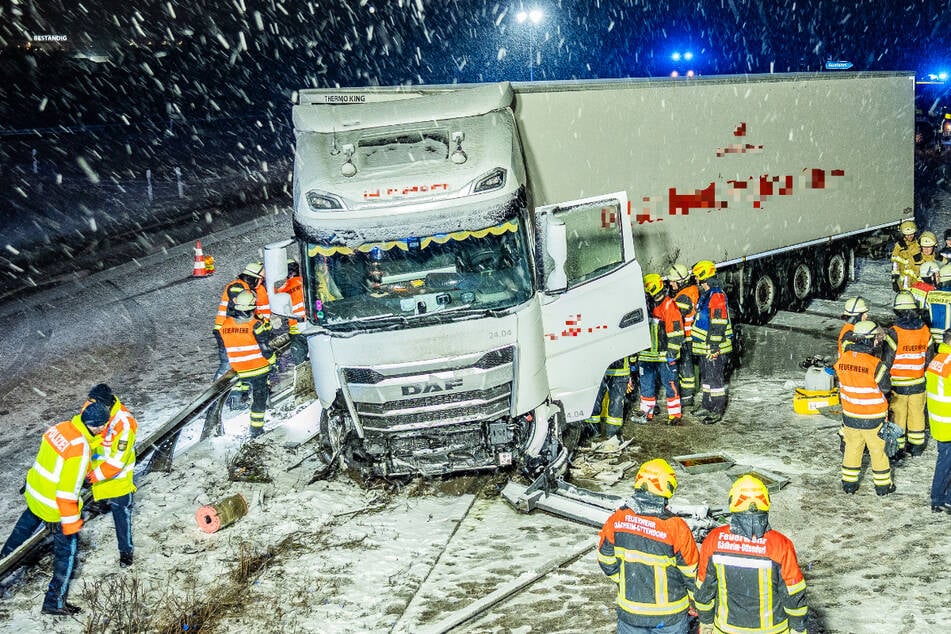 Beide Fahrstreifen der A70 in Richtung Würzburg sowie ein Fahrstreifen in Richtung Schweinfurt wurden infolge des Lkw-Crashs gesperrt.