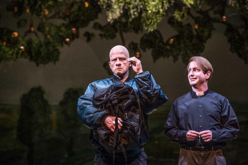 Ivan (Christian Ruth, r.) holt Adam (Marius Marx, l.) ab und bringt ihn in seine Pfarrei.