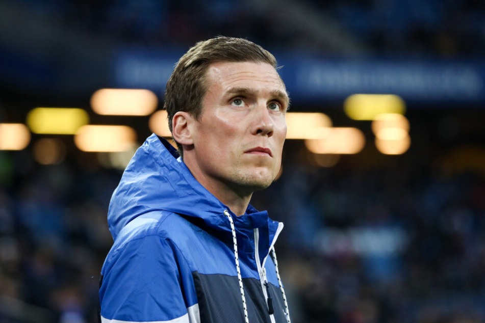 Hamburgs Trainer Hannes Wolf steht vor einem Spiel auf dem Platz.