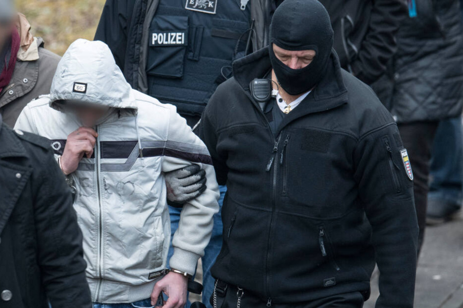 Bashar (links) bei der Begehung des Tatorts.