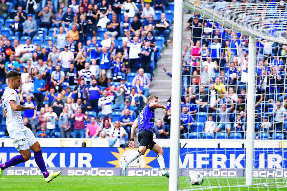 Bielefelds Fabian Klos (Nummer 9) bedankte sich mit dem 2:0 für die Auer Fehlerkette.