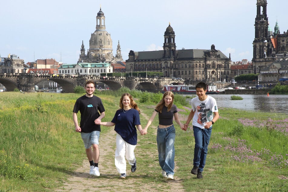 Auch ein Landtagsbesuch wird angeboten. Den nutzen Jugendliche aus Sachsen gern, um vor Dresdens Silhouette zu posieren.