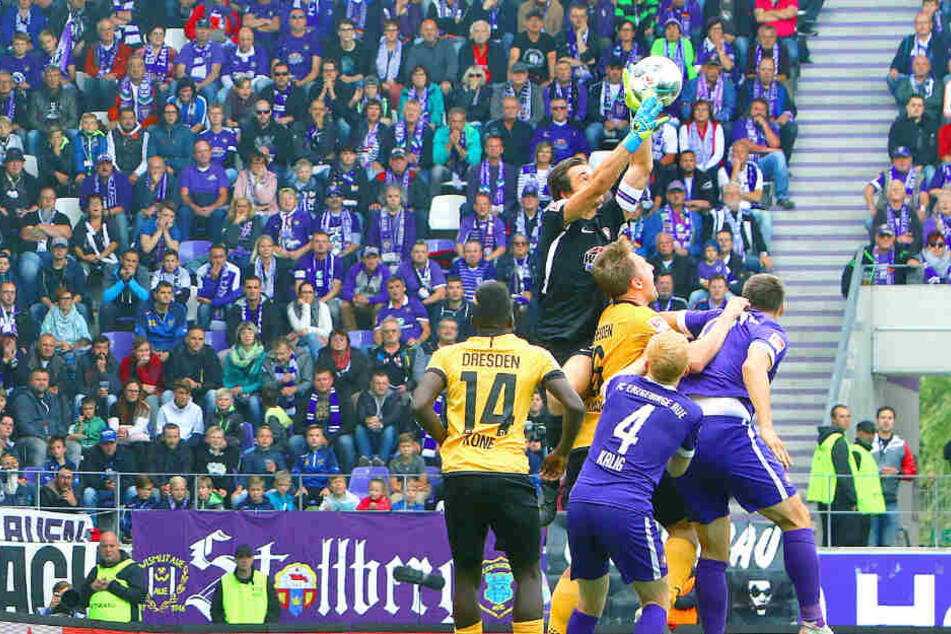 Marco Hartmann bedrängt Martin Männel, oder doch nicht? Anschließend liegt der Ball im Tor. Der Treffer zählt jedoch nicht.