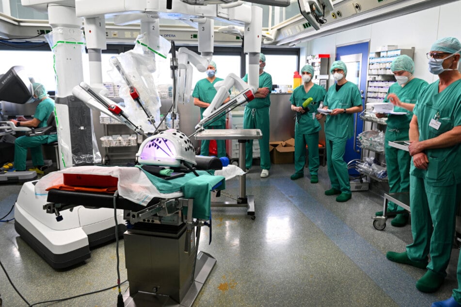 Im OP-Saal führten die anwesenden Chefärzte eine beispielhafte Operation an einem Plastikkörper durch.