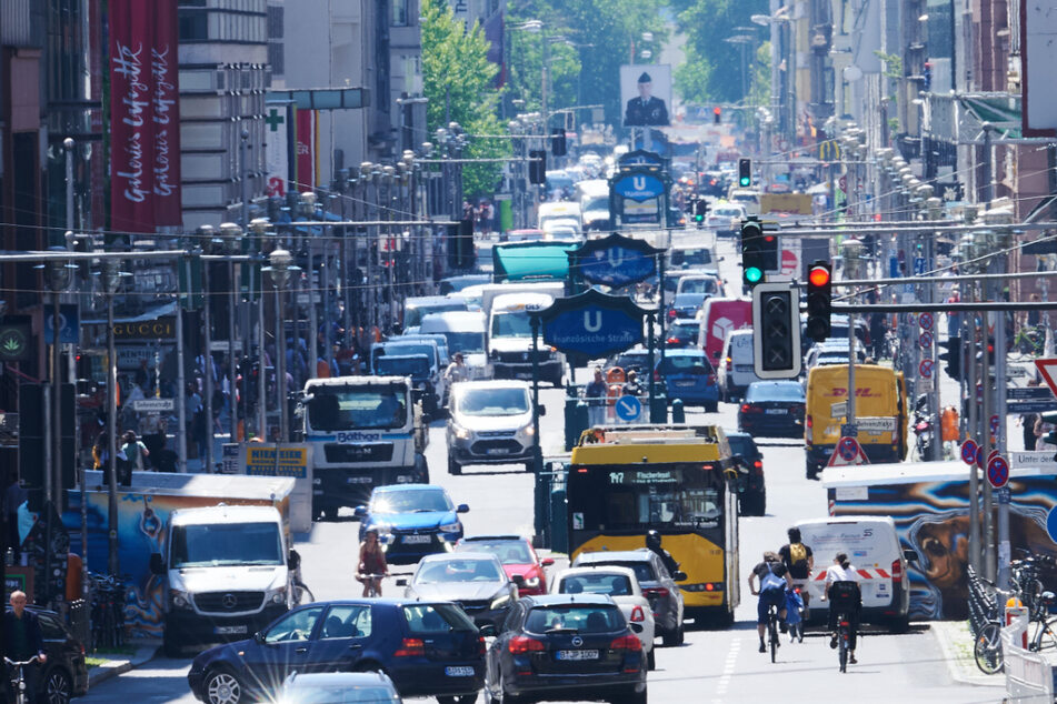 Viel Verkehr auf der Friedrichstraße in Richtung Checkpoint Charlie. Eine Bürgerinitiative will die vielen Autos aus der Innenstadt verbannen.