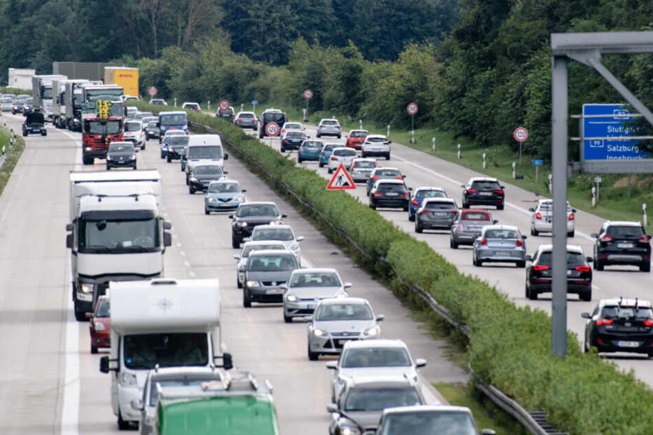 Urlauber müssen mit hohem Verkehrsaufkommen an diesem langen Wochenende rechnen. (Archiv)