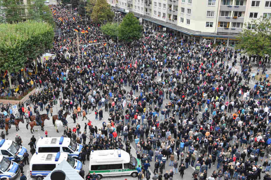 Die Teilnehmer des geplanten AfD-Trauermarschs, bevor es losgeht.