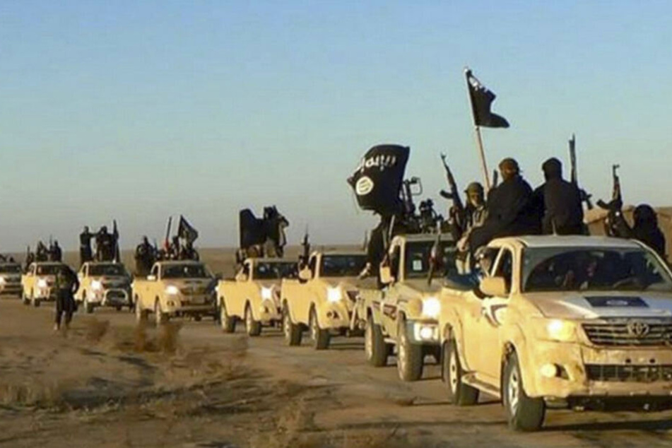 Undatiertes Foto, das einen Fahrzeugkonvoi mit Mitgliedern der Terrormiliz Islamischer Staat zeigt. Hier wollten die inzwischen Verurteilten vermutlich mitmischen.