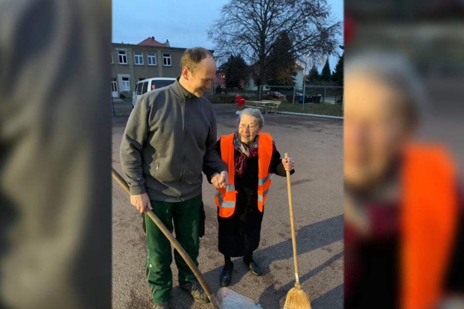 Mit dem Besen in der Hand fegte die hundertjährige Margit Kermes an der Seite von Bauhofleiter Sandro Weiß über den Hof.