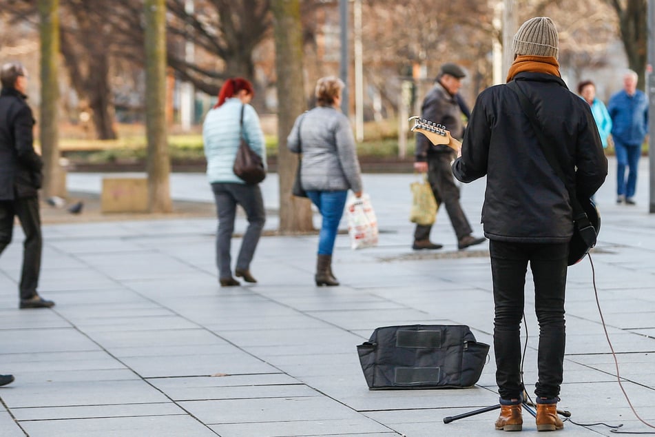 Geht es nach der Stadt, sollen Straßenmusiker zwischen 13 und 15 Uhr ruhen.