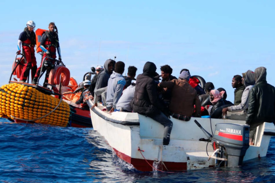 Teammitglieder von SOS Mediterranee, die von der "Ocean Viking" kommen, nähern sich in den Gewässern vor Libyen einem Boot, das mit 30 Menschen an Bord in Seenot geraten ist.