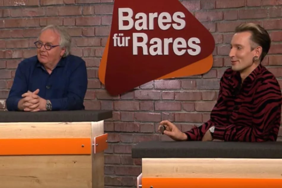 Am Ende sichert sich Händler Thorsden Schlößner (63, l.) den Zuschlag. Er zahlt satte 5200 Euro für das Werk von Eugen Bracht aus dem Jahr 1917.