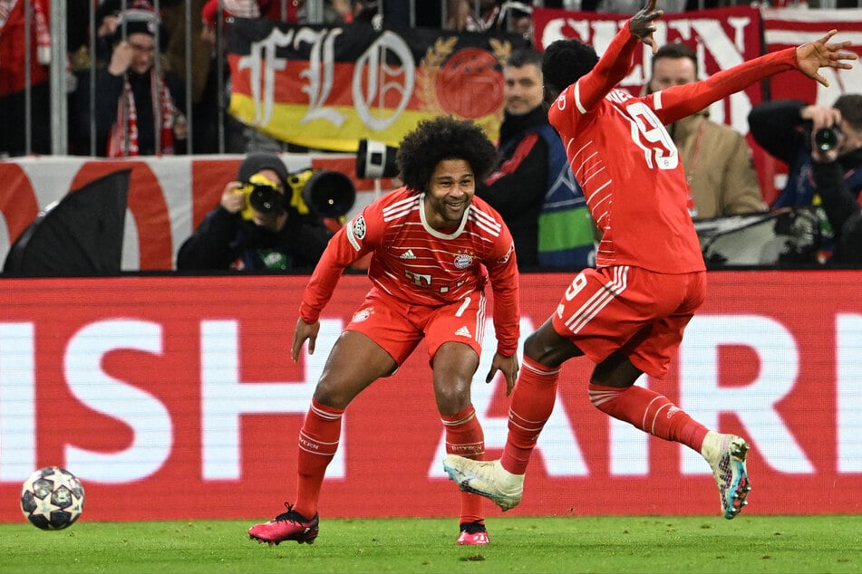 2:0-Triumph vor heimischer Kulisse! Serge Gnabry (29, l.) und Alphonso Davies (24) hatten sich mit einem Sieg gegen Paris Saint-Germain fürs Viertelfinale der Champions-League-Saison 2022/23 qualifiziert. (Archivbild)