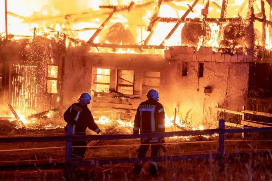 Der Vierseitenhof stand komplett in Flammen.