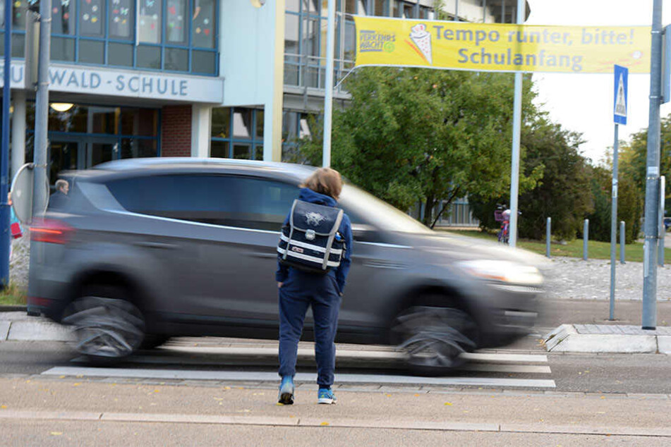 Obwohl die Schüler den Zebrastreifen überqueren wollten, gab der 76-Jährige weiter Gas.