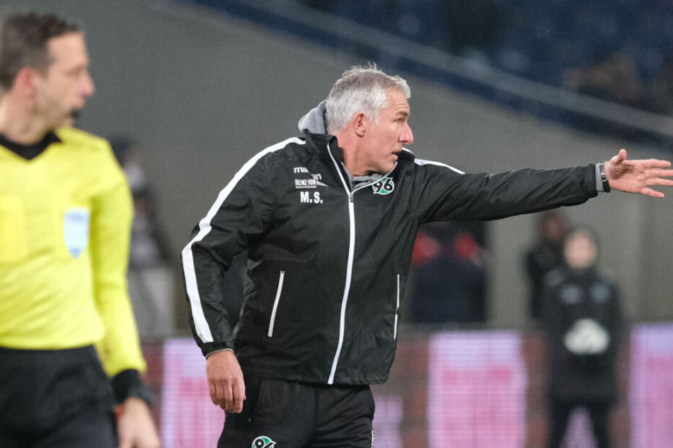 Engagiert coachte Mirko Slomka das 1:1 gegen Sandhausen. Es reicht jedoch nicht für einen Hannoveraner Sieg.