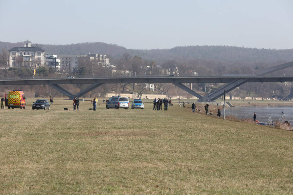 Einsatzkräfte stehen an der Waldschlößchenbrücke. Dort musste eine Frau gerettet werden.