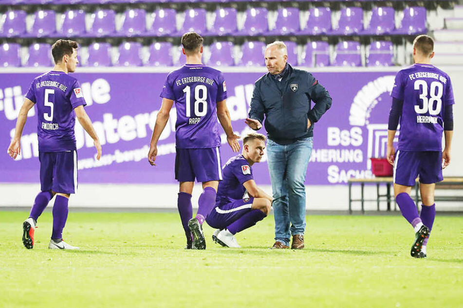 Präsident Helge Leonhardt (2.v.r.) tröstete seine Auer Kicker nach der Partie. Clemens Fandrich (l.) war nachher um Ursachenforschung bemüht.