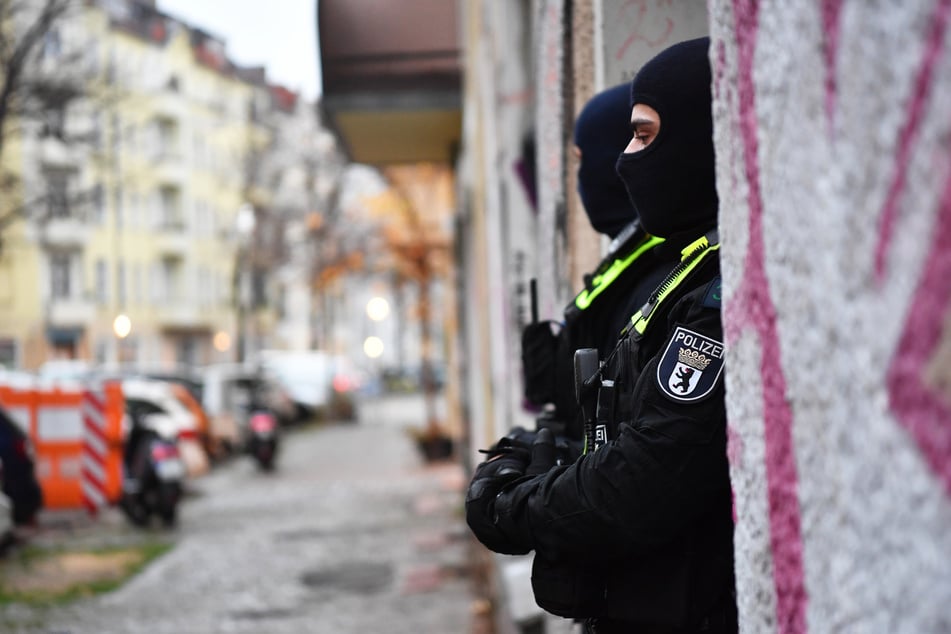 Berliner Polizeibeamte im November 2023 im Rahmen von Durchsuchungen, unter anderem im Zusammenhang mit dem Verbot des internationalen Netzwerks Samidoun.