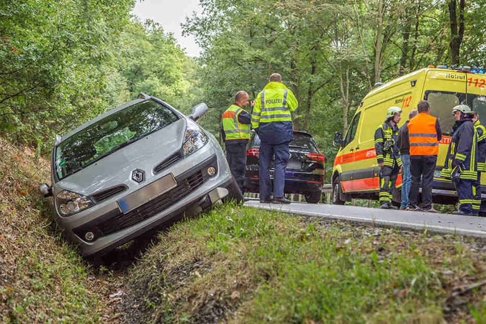 Ein Renaultfahrer kam auf der B 180 aus ungeklärter Ursache von der Fahrbahn ab und landete im Graben.
