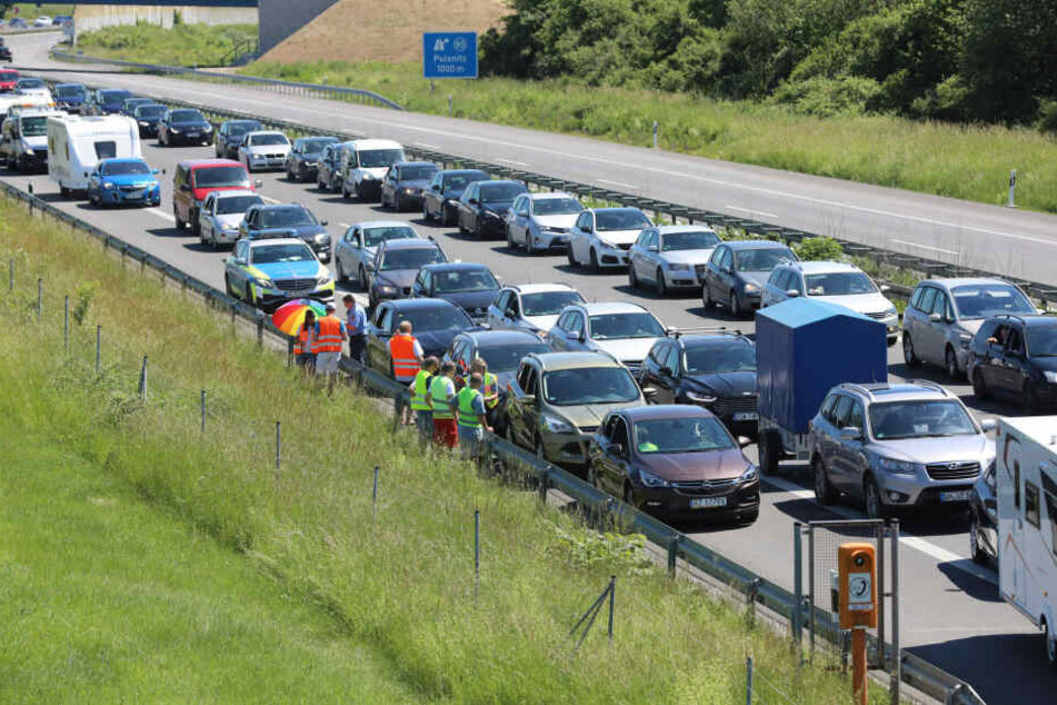 Auf der A4 stehen die Autos Schlange.