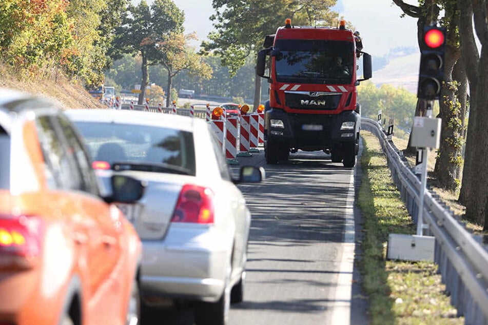 An dieser Baustelle im Erzgebirge brauchen Autofahrer aktuell viel Geduld.