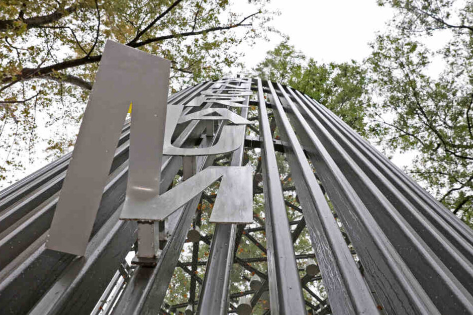 Unbekannte haben das Glockenspiel auf dem Schumannplatz in Zwickau beschädigt.