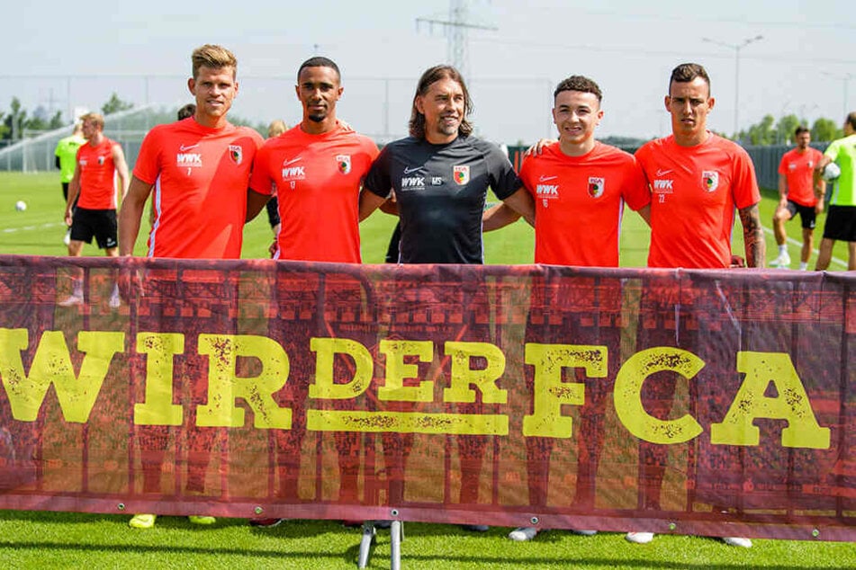 FCA-Coach Martin Schmidt (M.) mit den Neuzugängen Florian Niederlechner (l-r), Noah Sarenren Bazee, Ruben Vargas und Iago.
