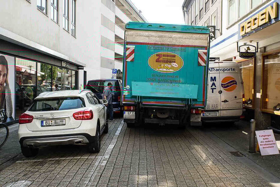 Der Fahrer des kleinen Transporters (re.) lieferte seine Ladung in Ruhe aus.