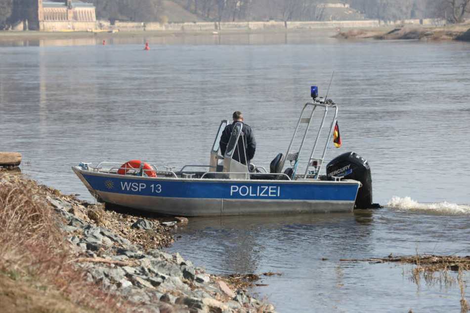Die Polizei war auch mit einem Boot im Einsatz.