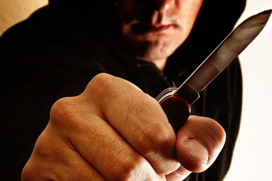 Einer der unbekannten Täter bedrohte den 23-Jährigen mit einem Messer (Symbolbild).