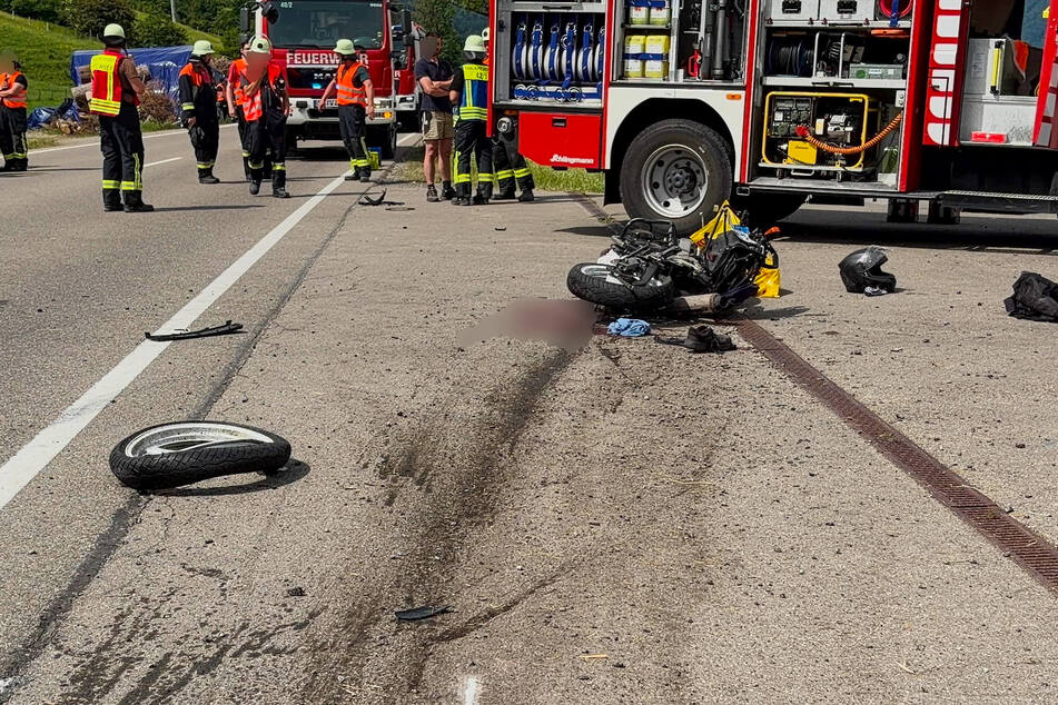 Durch die Wucht des Aufpralls wurde das Motorrad in zwei Teile gerissen und damit vollkommen zerstört.