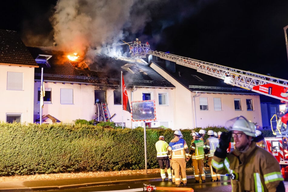 Die Feuerwehr löschte die brennenden Dächer über eine Drehleiter.